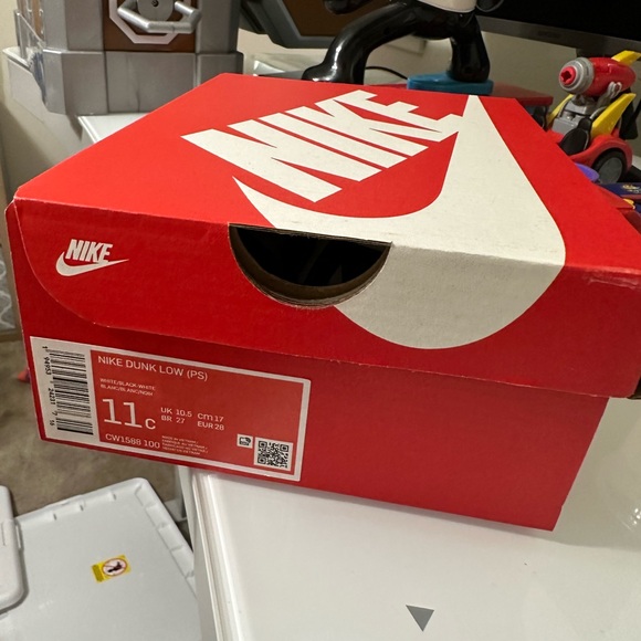 Nike Panda Dunks - Picture 5 of 5